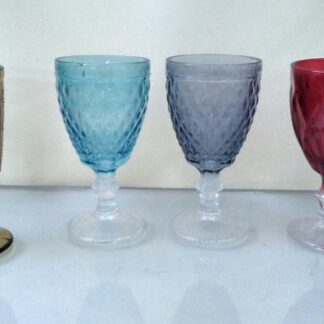 Χρωματιστά ποτήρια κρασιού