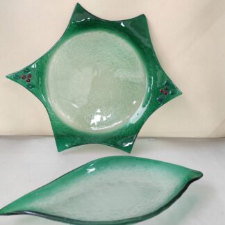 Γυάλινα πράσινα πιάτα γκι και φύλλο