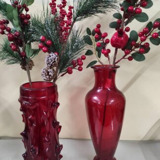 Γυάλινα κόκκινα βάζα με χριστουγεννιάτικα κλαδιά
