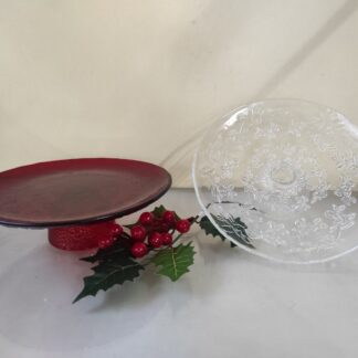 Στρόγγυλη κόκκινη πιατέλα με πόδι- Διάφανη ανάγλυφη πιατέλα