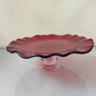 Κυματιστή κόκκινη πιατέλα με πόδι