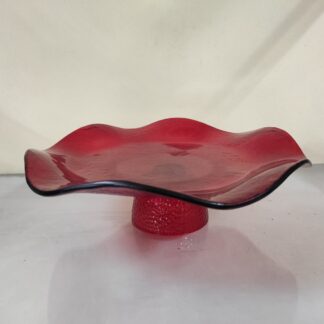 Κόκκινη κυματιστή πιατέλα με πόδι